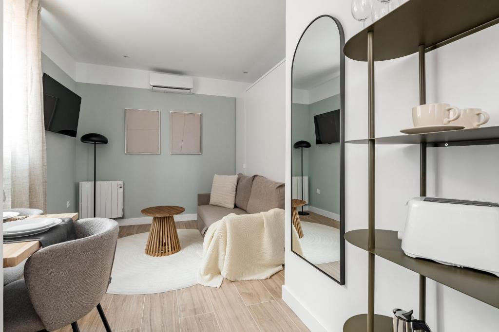 Arturo Soria Stays by Charming - Resim 27