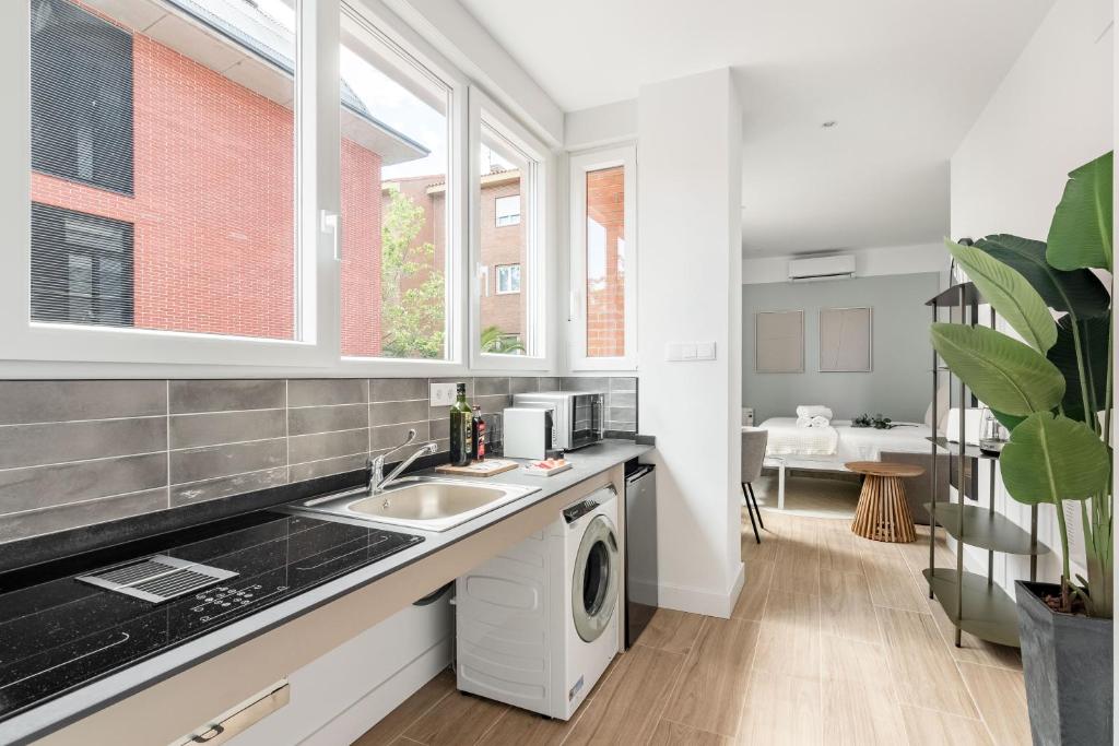 Arturo Soria Stays by Charming - Resim 23