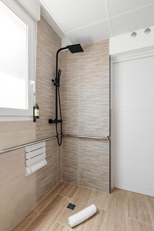 Arturo Soria Stays by Charming - Resim 3