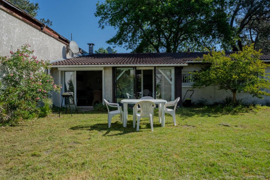 En have udenfor La Cabane de Manolo, near forest, 2-4 people