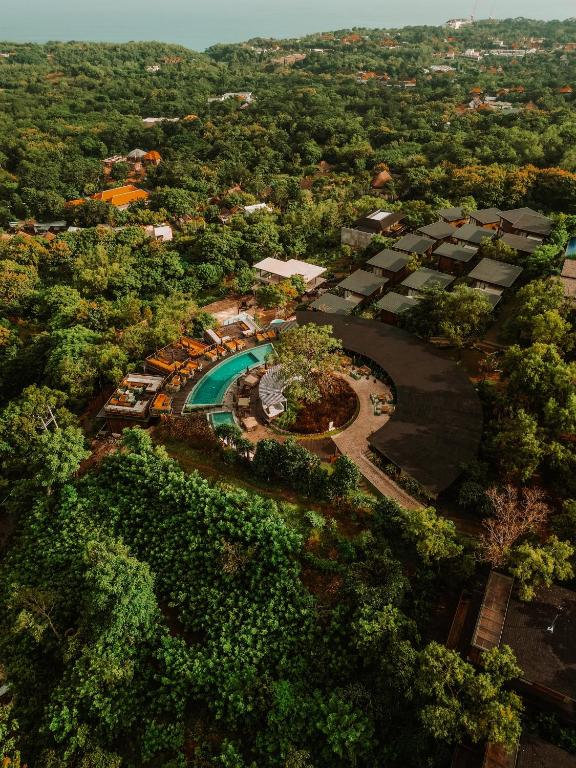 an aerial view of a resort with a swimming pool at Grün Resort Uluwatu in Uluwatu