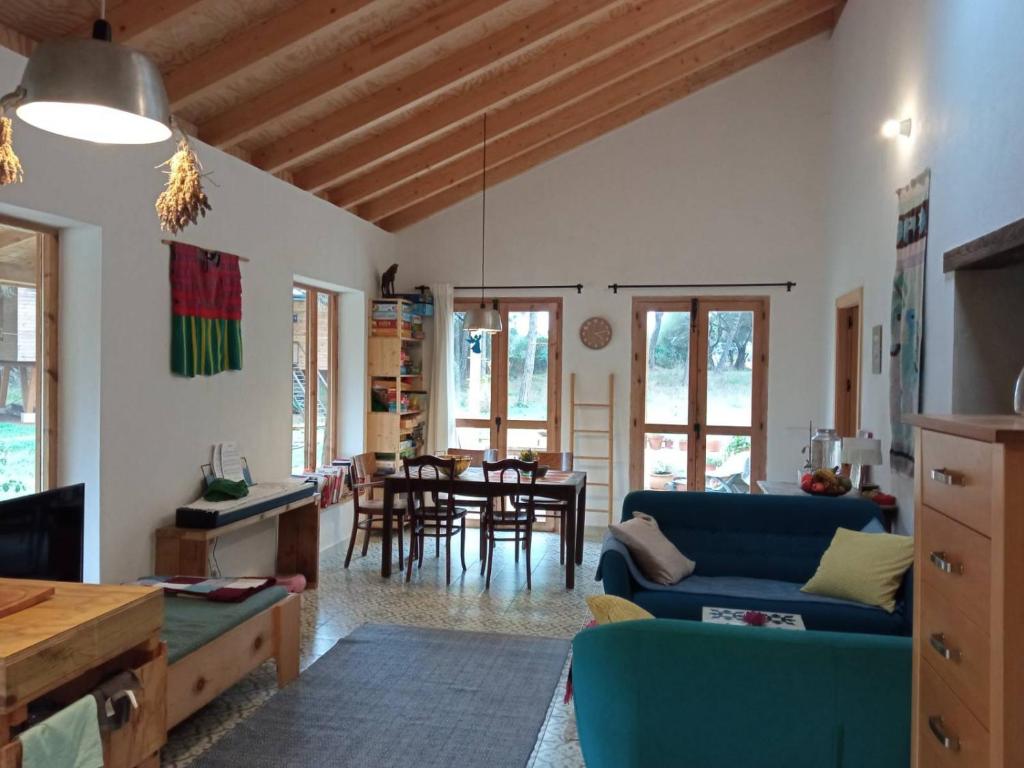 sala de estar con sofá azul y mesa en miCielo - Baumhäuser, en Vejer de la Frontera