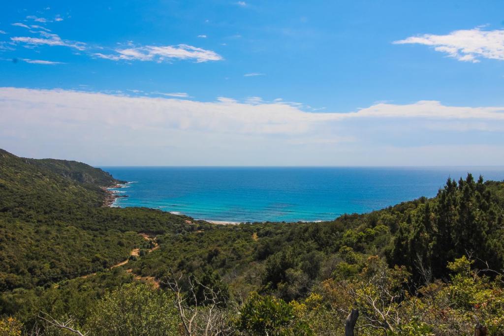 - une vue sur l'océan depuis le sommet d'une colline dans l'établissement Le Chalet De La Plage, à Coti-Chiavari