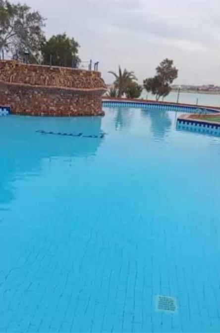 Bazén v ubytování فيلا صف اول بحر بقرية اندلسية بمرسى مطروح nebo v jeho okolí