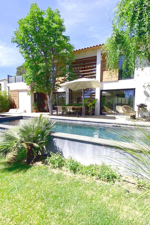 une piscine devant une maison dans l'établissement Beautiful house pool Aix-en-Provence, à Aix-en-Provence