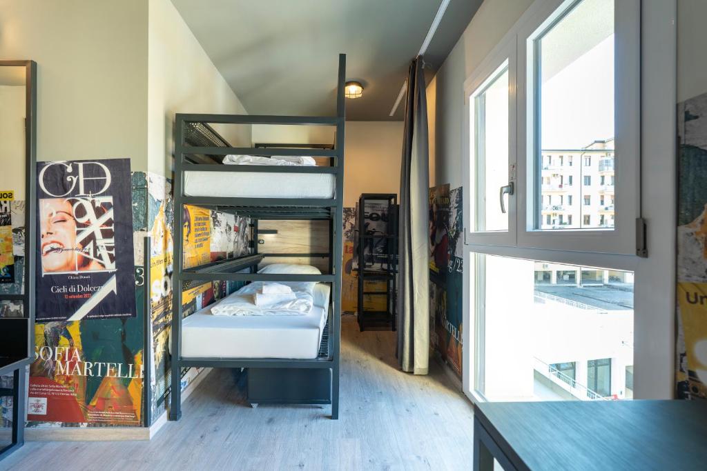Postel nebo postele na pokoji v ubytování a&o Hostel Firenze Campo di Marte