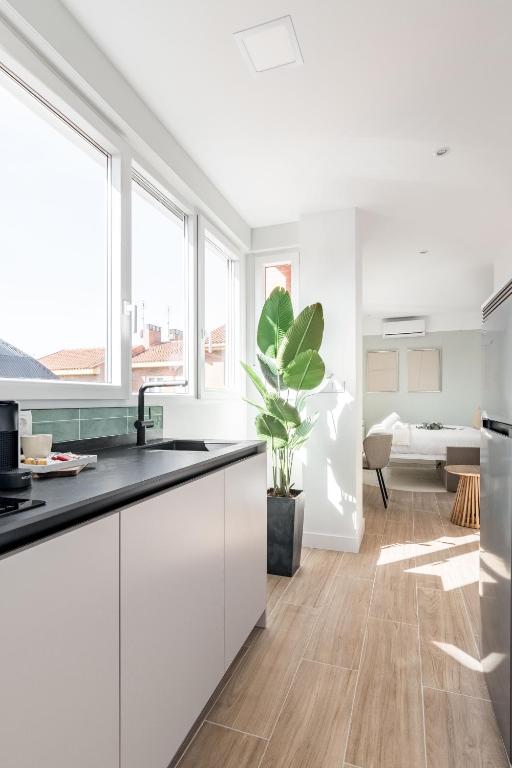 Arturo Soria Stays by Charming - Resim 33