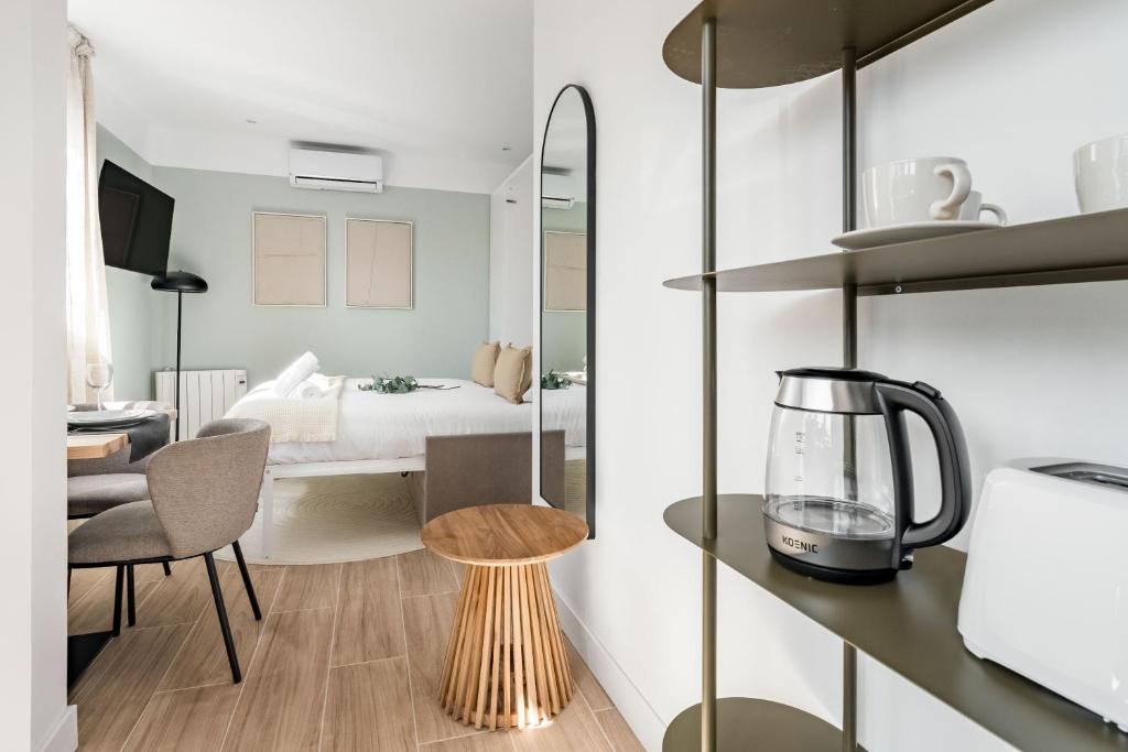 Arturo Soria Stays by Charming - Resim 32