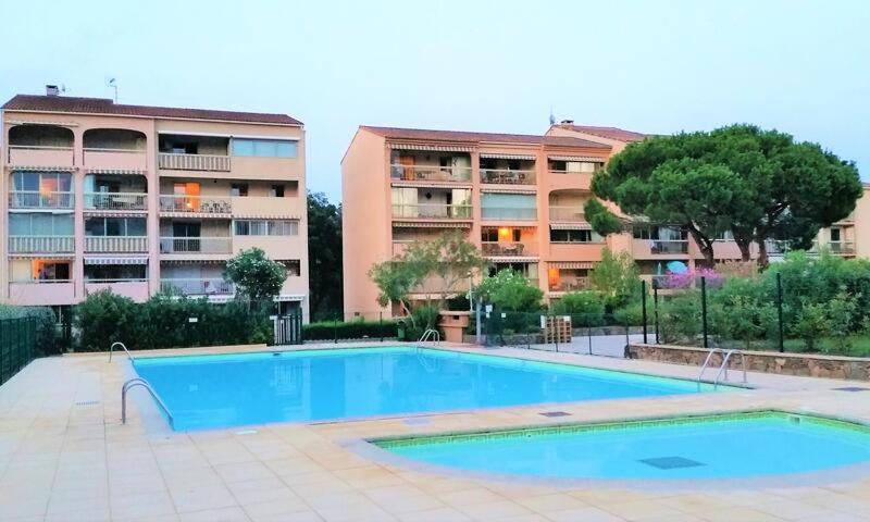 une grande piscine devant un immeuble dans l'établissement Super T3 Résidence Piscine, à Sainte-Maxime