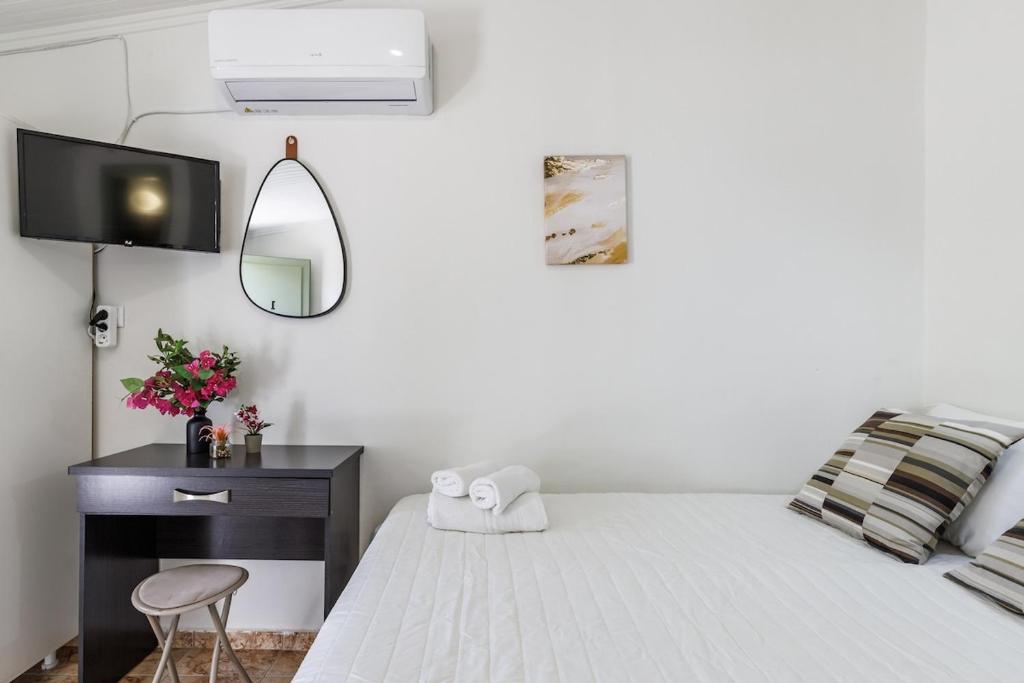 Postel nebo postele na pokoji v ubytování Lemon Trees Rooms II