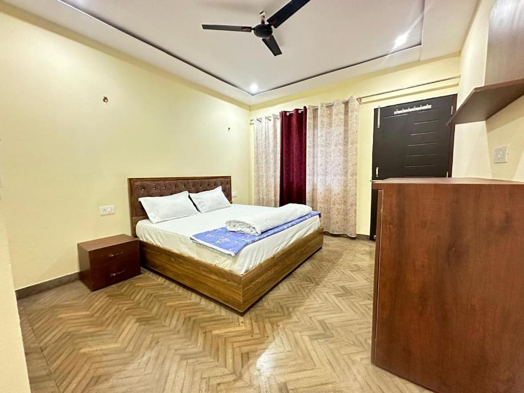 Postel nebo postele na pokoji v ubytování Anirudh Hotel