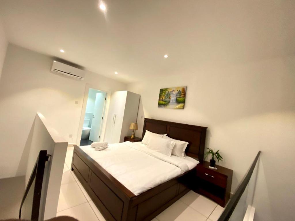 Giường trong phòng chung tại Prime Cozy Suites at Embassy Gardens
