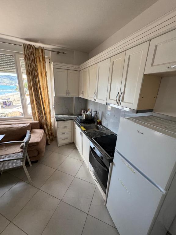 Kuchyň nebo kuchyňský kout v ubytování Apartments Shengjin Berti