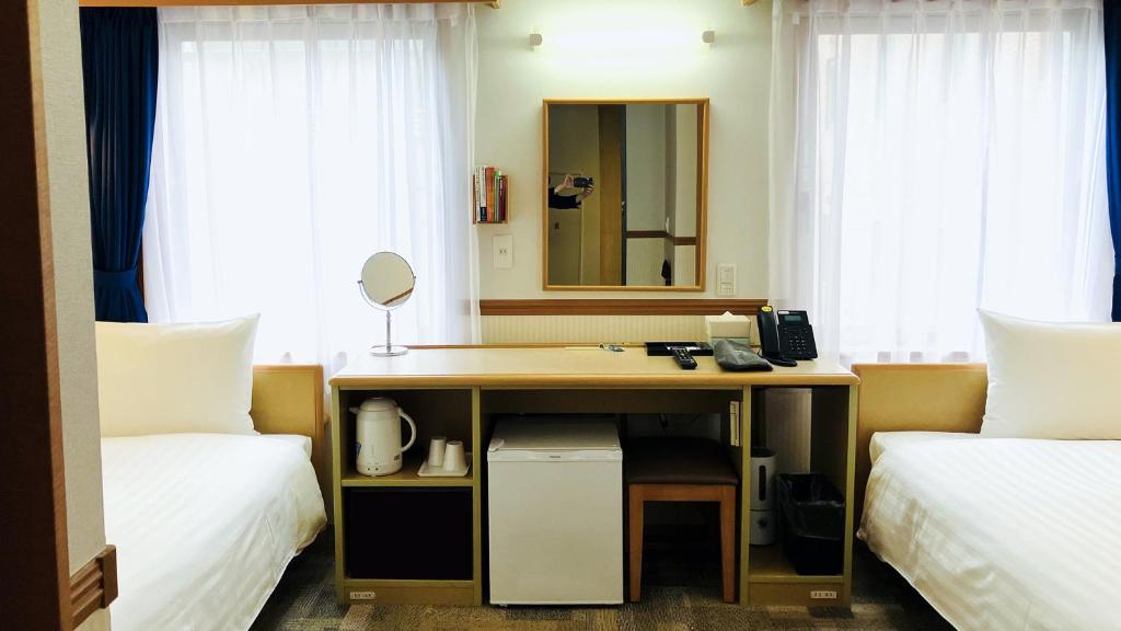 Postel nebo postele na pokoji v ubytování Toyoko Inn Nagoya-eki Shinkansen-guchi