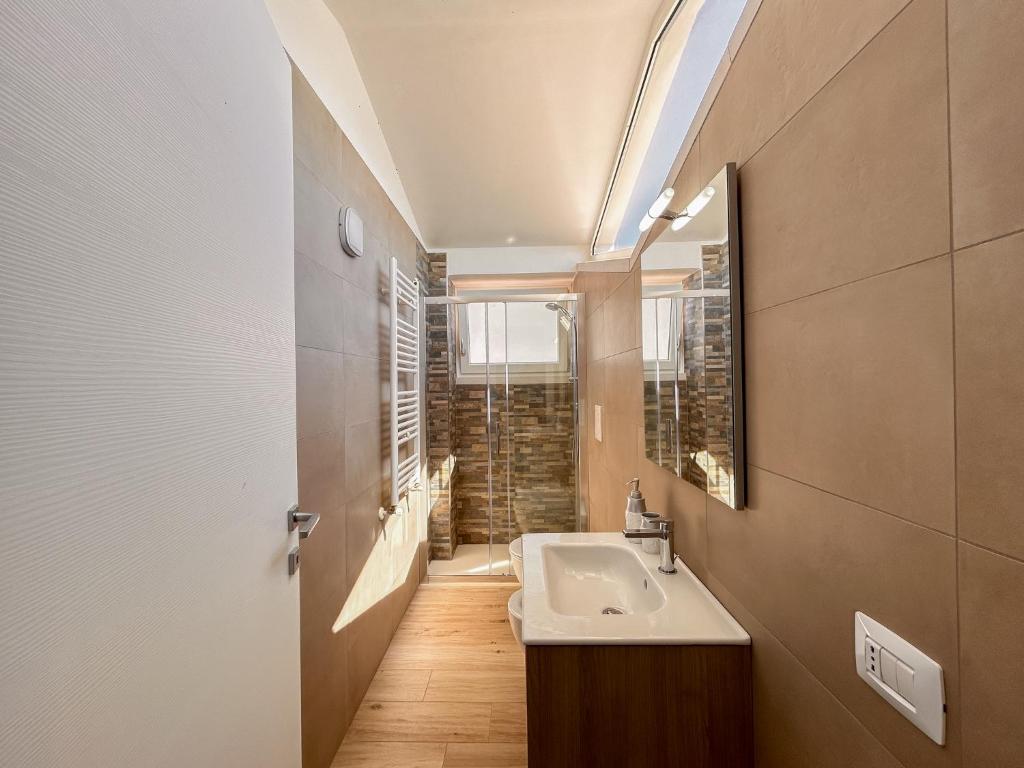 un bagno con lavandino e specchio di Sogno di mare a Monopoli