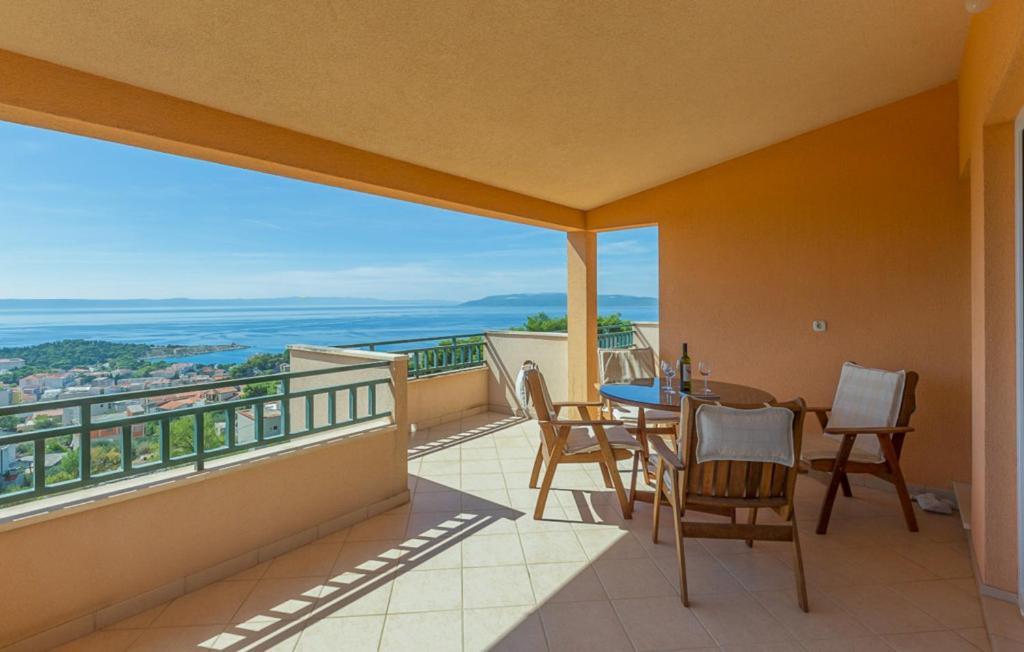 a balcony with a table and chairs and a view at Apartman Tara - Makarska by Villas Guide in Makar