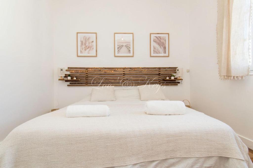 - une chambre blanche avec un grand lit et 2 oreillers dans l'établissement Maison du Soleil Atypique, à Biscarrosse