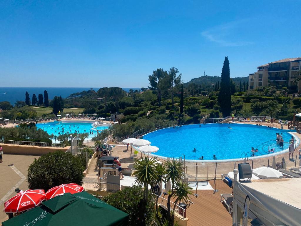 Bazén v ubytování Villa Cap Esterel Vue Mer nebo v jeho okolí