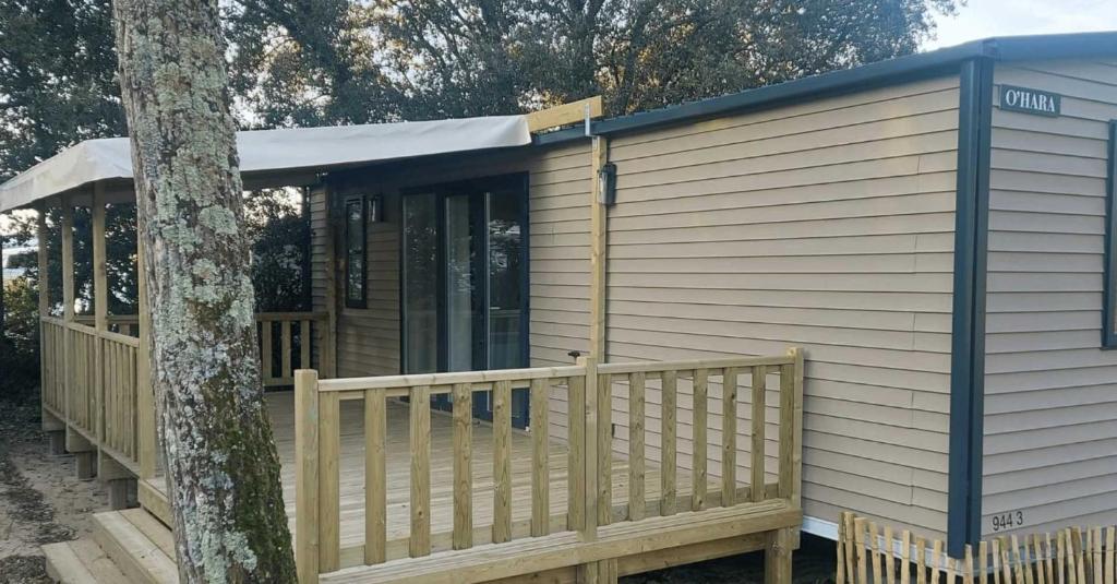 Tòa nhà nơi khu cắm trại tọa lạc