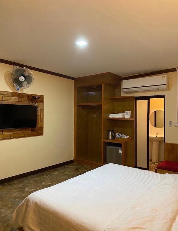 Postel nebo postele na pokoji v ubytování Baan Suan Nam Resort