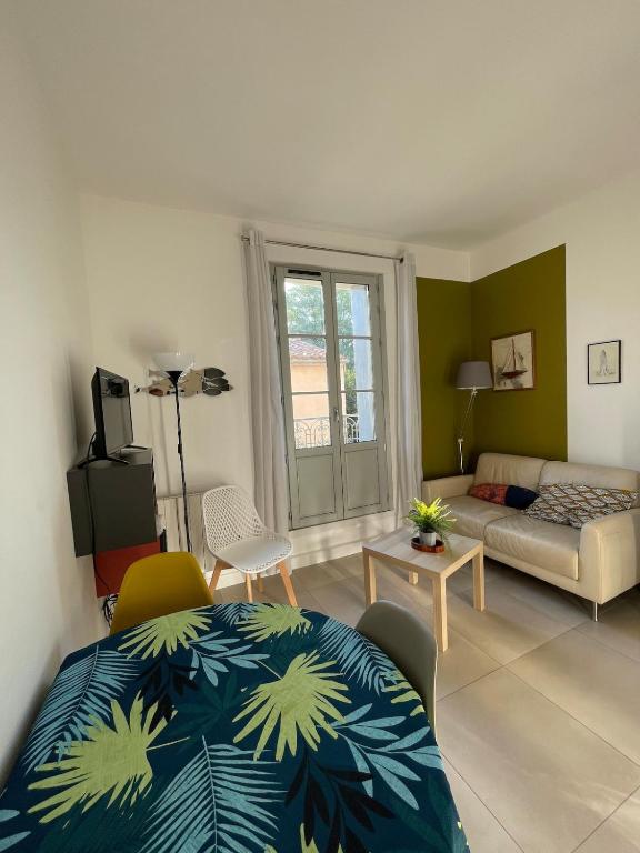 un salon avec un lit et un canapé dans l'établissement P3, 2 bedrooms, quiet, Montpellier city center, à Montpellier