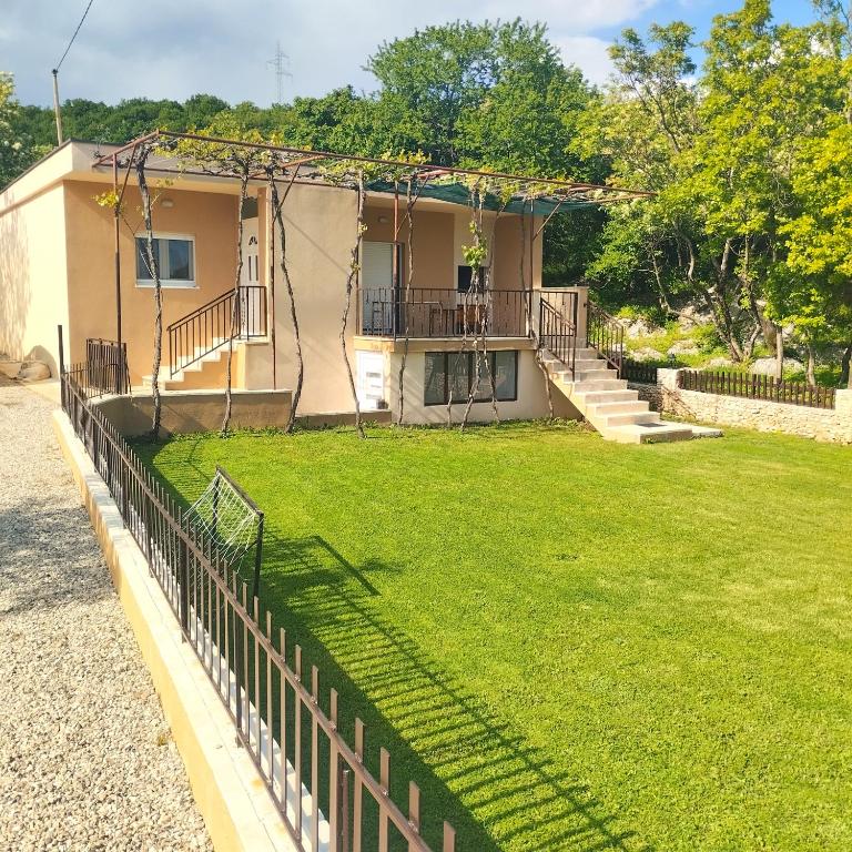 a house with a fence in front of a yard at Kuća za odmor Bela Goranci in Mostar