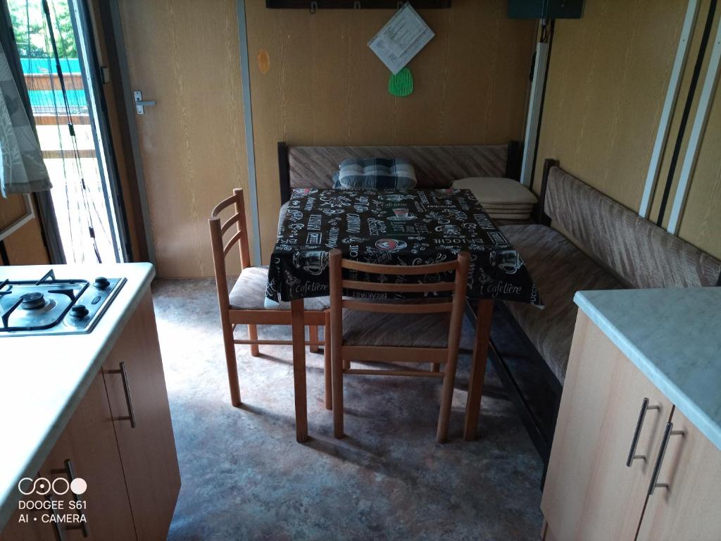 Kuchyň nebo kuchyňský kout v ubytování Chatky a apartmány Pod starým orechom - camp
