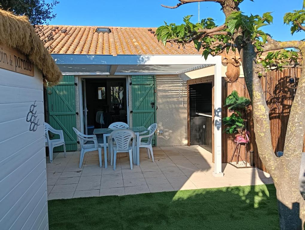 un patio avec une table et des chaises dessus dans l'établissement Un petit coin de Paradis, à Frontignan