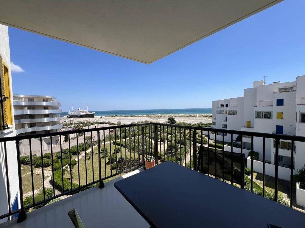 d'un balcon avec une table et une vue sur la plage. dans l'établissement Appartement T2 4 pers, bord de mer, Port Barcarès - FR-1-81-639, au Barcarès