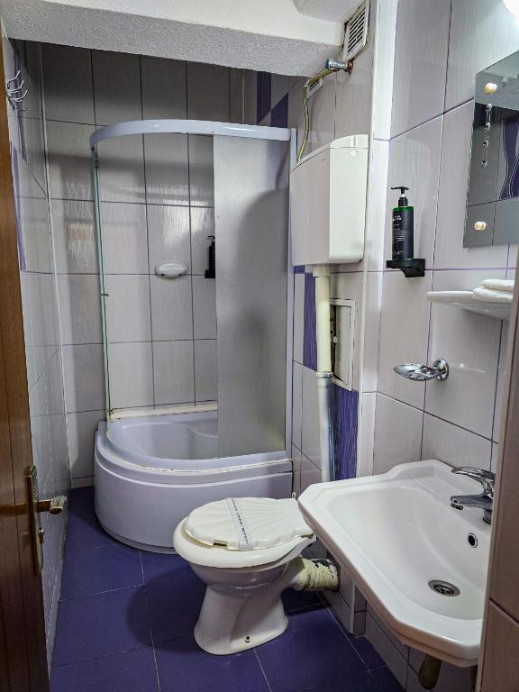 Koupelna v ubytování Hotel Horezu