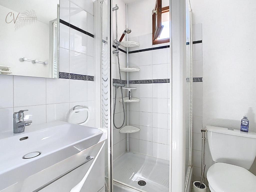 Kúpeľňa v ubytovaní Petit coin de paradis dans résidence avec piscine
