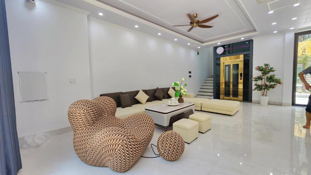 Χώρος καθιστικού στο Newlife Villa Flamingo Hải Tiến