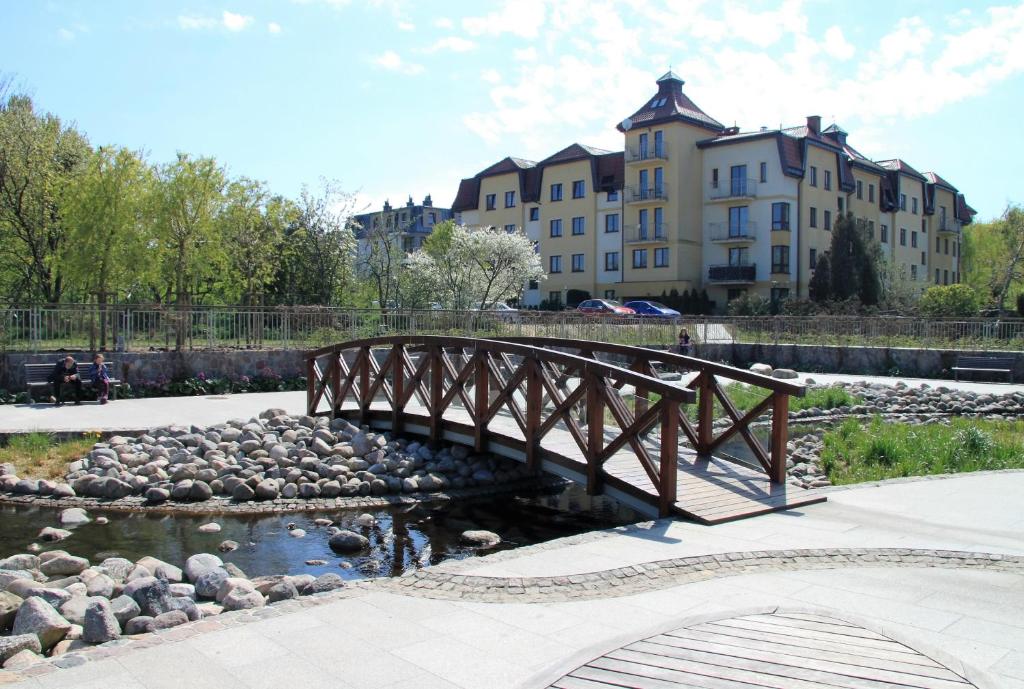 ソポトにあるMEwa Apartment Polnaの背景橋