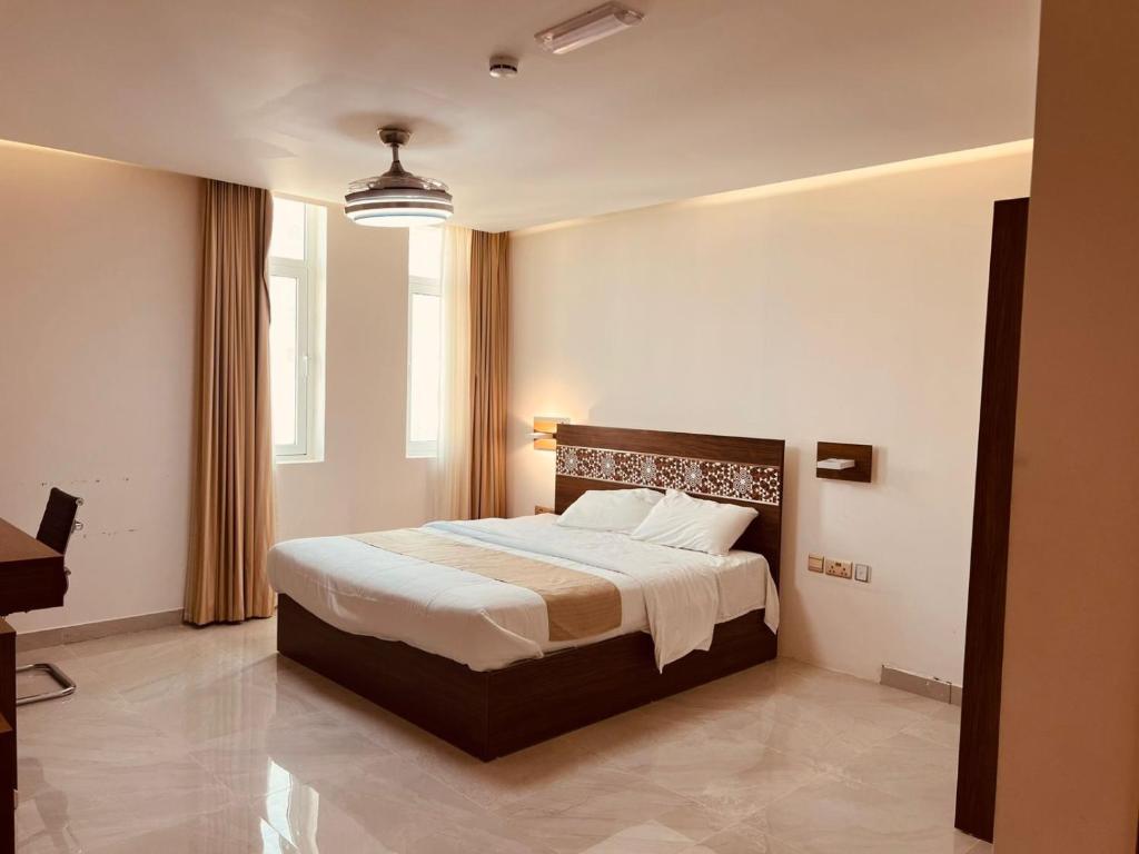 Postel nebo postele na pokoji v ubytování Sapphire Club muscat Hotel
