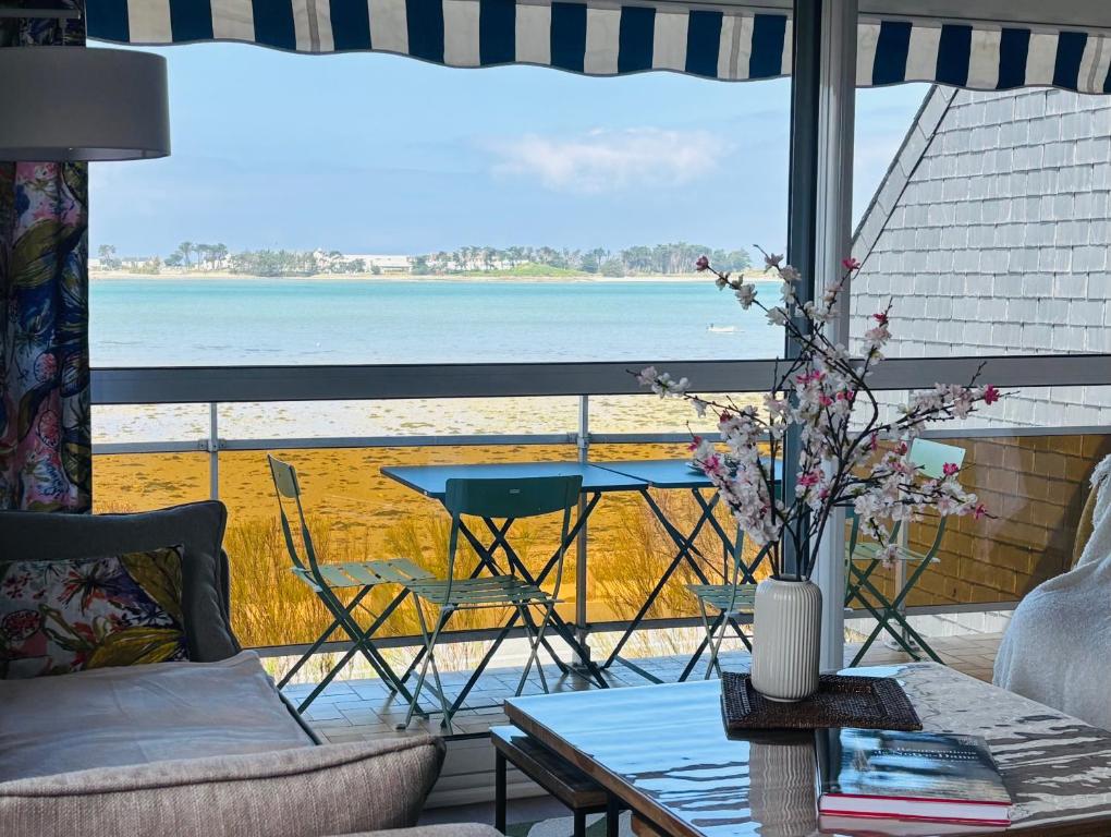 Una sala de estar con vista a la playa en Les Tamaris Vue Mer, en Roscoff