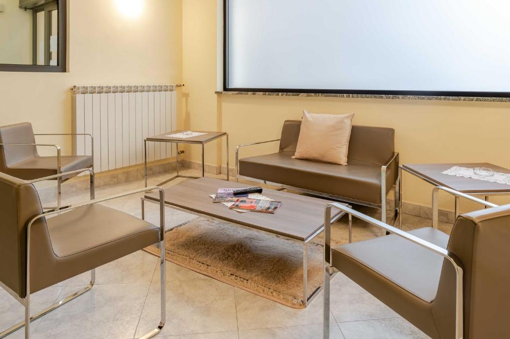Hotel POSTA - Comfortable Stay in Ventimiglia - Tweepersoonskamer Met Balkon