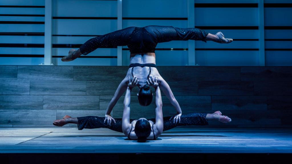 two people are on their backs in a dance performance at Labranda Marieta & Spa - Adults Only in Playa del Ingles