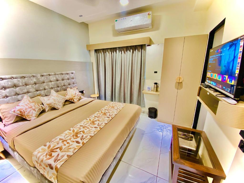 TV a/nebo společenská místnost v ubytování Hotel RV Residency