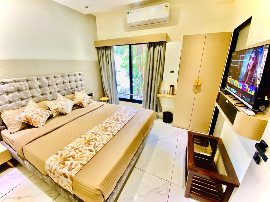 TV a/nebo společenská místnost v ubytování Hotel RV Residency