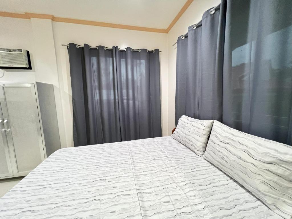 Postel nebo postele na pokoji v ubytování DRB Siargao Apartments
