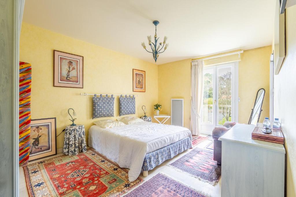 une chambre avec un lit et une fenêtre dans l'établissement 48 - Evasion Côtière, à Pornic