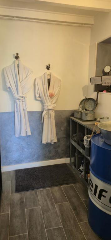 Η κουζίνα ή μικρή κουζίνα στο Au Clair de Vianne -Vue panoramique-chambres indépendantes- Chambre Romance avec jardin et jacuzzi privatifs-calme
