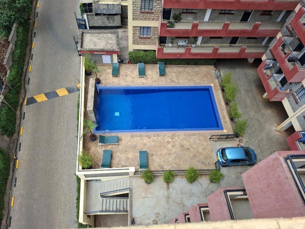 - une vue sur la grande piscine bleue dans l'établissement The Cozy house, à Nairobi