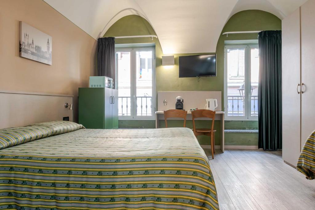 Ένα ή περισσότερα κρεβάτια σε δωμάτιο στο Hotel POSTA - Comfortable Stay in Ventimiglia