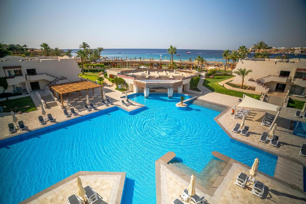 Bazén v ubytování Naama Bay Promenade Beach Resort Managed By Accor nebo v jeho okolí