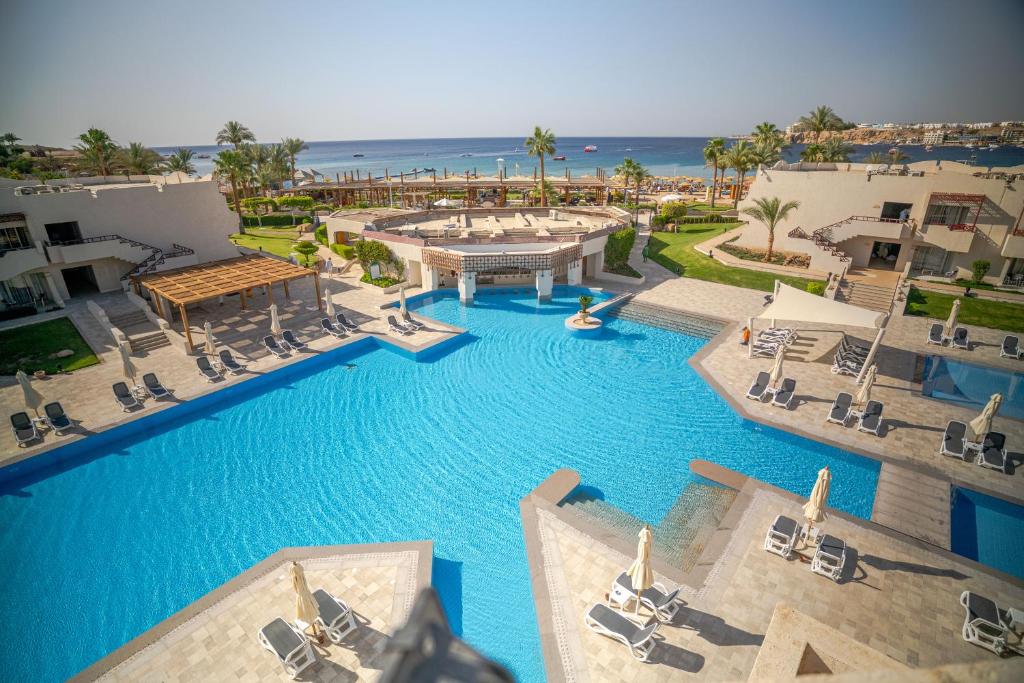 Bazén v ubytování Naama Bay Promenade Beach Resort Managed By Accor nebo v jeho okolí