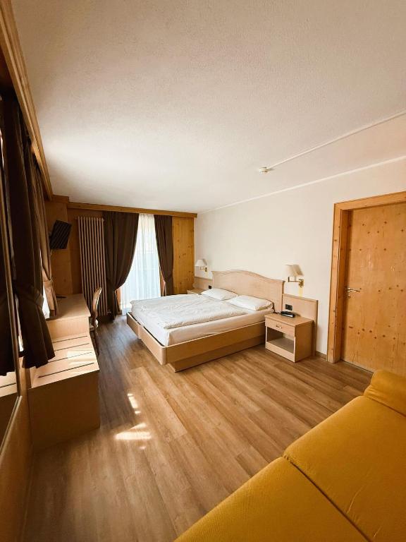 A bed or beds in a room at Hotel Angelica