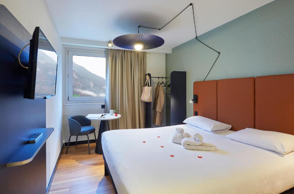 Postel nebo postele na pokoji v ubytování Ibis Sallanches Porte du MontBlanc