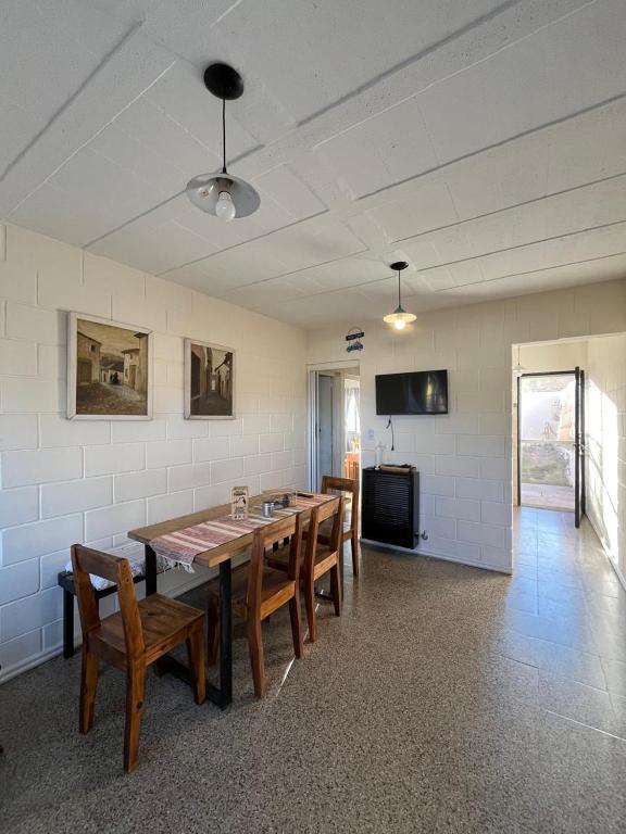 Un comedor con mesa y sillas en Departamentos Turquia Wifi, Tv, Aire y calefacción, en Oliva