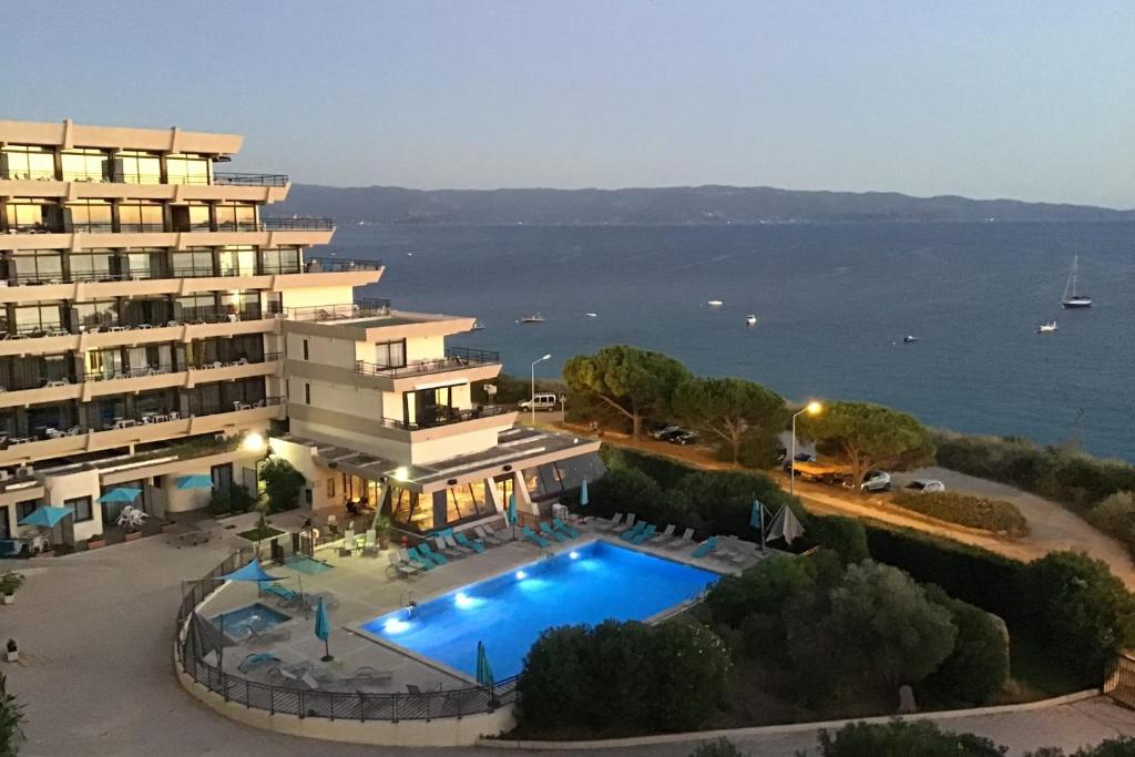 une vue aérienne d'un hôtel avec piscine dans l'établissement Sea view apartment on the Ajaccio golf course, à Ajaccio